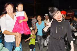 Việt Hương đưa chồng và con gái về VN giỗ Tổ nghề