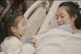 Hé lộ hình ảnh con trai mới sinh của Chương Tử Di 