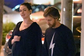 Anne Hathaway sinh con trai đầu lòng khỏe mạnh