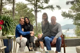 Hồng Nhung lần đầu khoe ảnh ngồi trong lòng bạn trai Tây 