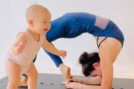 Mẹ Hồ Ngọc Hà tập yoga, khoe body tuổi 64 bên hai cháu 