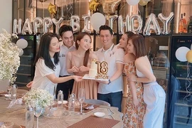 Sánh đôi Việt Anh, Quỳnh Nga loay hoay che ngực sợ lộ hàng