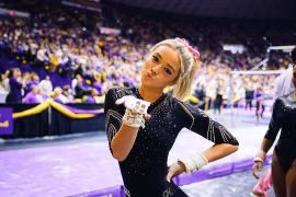 Phong cách gợi cảm gây mê của hot girl thể dục dụng cụ Mỹ