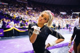 Phong cách gợi cảm gây mê của hot girl thể dục dụng cụ Mỹ