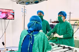 Sản phụ mang thai 1 bé trong tử cung, 1 bé ngoài tử cung