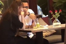 Lộ cảnh Việt Anh lau nước mắt cho Quế Vân ở quán cà phê