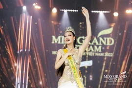 Thiên Ân nghỉ việc khi thành hoa hậu, cửa hàng mắt kính nói gì?