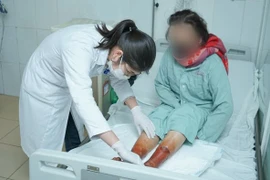 Ngâm chân với bột lá, người phụ nữ bị hoại tử 2 bàn chân 