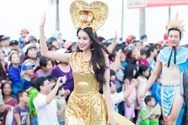 Phạm Hương lộng lẫy tại Carnaval đường phố Quảng Bình