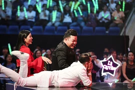 Đàm Vĩnh Hưng nằm dài thưởng thức vũ đạo của Ngọc Sơn