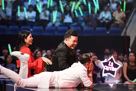 Đàm Vĩnh Hưng nằm dài thưởng thức vũ đạo của Ngọc Sơn