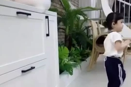 Con gái Trường Giang - Nhã Phương lộ mặt cute, làm việc nhà thoăn thoắt