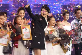 Quán quân The Voice Kids 2017 dành tiền thưởng phụ mẹ lo cho em