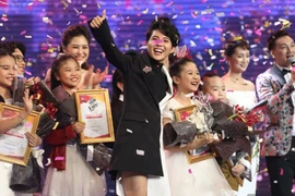 Quán quân The Voice Kids 2017 dành tiền thưởng phụ mẹ lo cho em