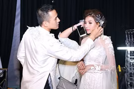 Lương Thế Thành ân cần chăm sóc vợ trong show diễn