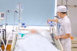 Nam thanh niên viêm tụy cấp từ thói quen uống rượu bia mỗi ngày