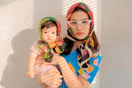 Đông Nhi hài hước bên con gái 8 tháng tuổi