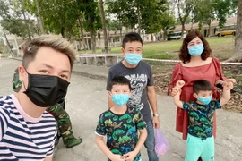 Vợ Đăng Khôi xúc động gặp chồng con ở khu cách ly dù đứng xa 200m