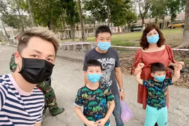 Vợ Đăng Khôi xúc động gặp chồng con ở khu cách ly dù đứng xa 200m