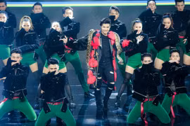 Noo Phước Thịnh choàng trăn lên cổ biểu diễn ở The Remix