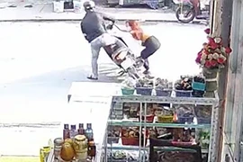 Cướp quăng trả điện thoại, người phụ nữ vứt trả chìa khóa xe