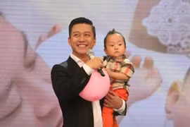 Tuấn Hưng lần đầu đưa vợ con lên sóng trực tiếp