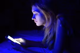 Tác hại khi tiếp xúc thường xuyên với ánh sáng xanh 