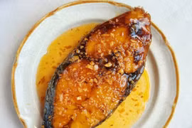 Loại cá giàu vitamin D, ăn nhiều xương chắc, tim khỏe, sốt mắm tỏi cực ngon