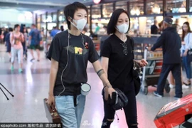 Châu Tấn xuất hiện cùng con gái Vương Phi sau tin đồn yêu đồng tính