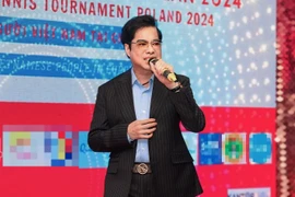 Ngọc Sơn dành hết cát-sê tặng bà con trong vụ cháy tại Ba Lan