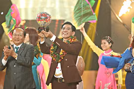 Đức Minh đăng quang quán quân Tình Bolero hoan ca 2017
