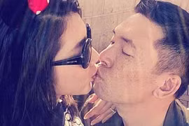 Ngọc Quyên và chồng sắp cưới hôn say đắm giữa phố đông