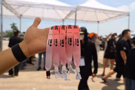 Hàng nghìn người đội nắng xếp hàng đổi vé BlackPink 