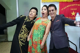 Hoài Linh đọ độ xì tin cùng Mỹ Linh trong hậu trường