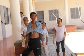 Sự thực ảnh bệnh nhân tâm thần ở truồng, ăn bốc gây bão