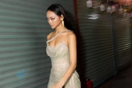 Á hậu Mai Ngô diện đầm xẻ "chí mạng", lộ nội y khi catwalk