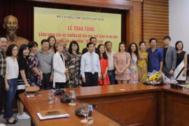 Ê-kíp "Về nhà đi con" bất ngờ được tặng bằng khen