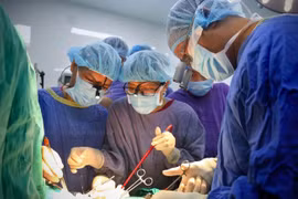 Lần đầu thành công ghép khí quản, tạo hình thực quản hẹp hiếm gặp 