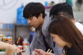 Sao Hàn đi ăn bún bò, dạo phố ngay khi tới Hà Nội 