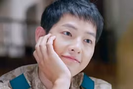 Song Joong Ki thân mật với một cô gái trẻ, có tình mới hậu ly hôn?