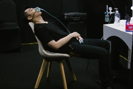 Ảnh Sơn Tùng M-TP dùng bình thở oxy vì kiệt sức khiến fan xót