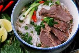 Vì sao người dân vẫn phải mua bát phở giá 60.000 đồng?