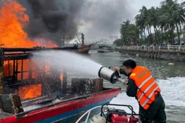 Quảng Bình: Tàu cá của ngư dân bốc cháy dữ dội trên sông Nhật Lệ