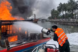 Quảng Bình: Tàu cá của ngư dân bốc cháy dữ dội trên sông Nhật Lệ