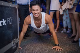 Quán quân Trọng Hiếu tập hít đất trước khi lên sân khấu