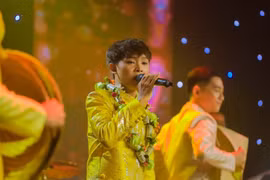 Hồ Văn Cường liên tục được khán giả tặng tiền, vàng