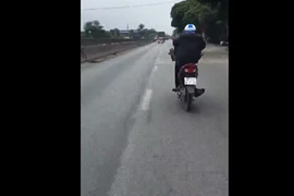 Hoảng hốt cảnh thanh niên lái xe bằng chân, tay dùng điện thoại