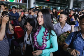 Phương Khánh diện áo dài rạng rỡ trong vòng vây người hâm mộ
