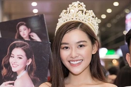 Á hậu Tường San rạng rỡ về nước, nhí nhảnh tạo dáng cùng fan