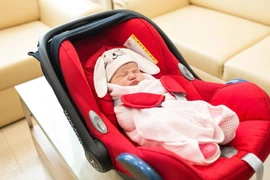 Không thể kìm lòng trước vẻ đáng yêu của con gái Hà Anh